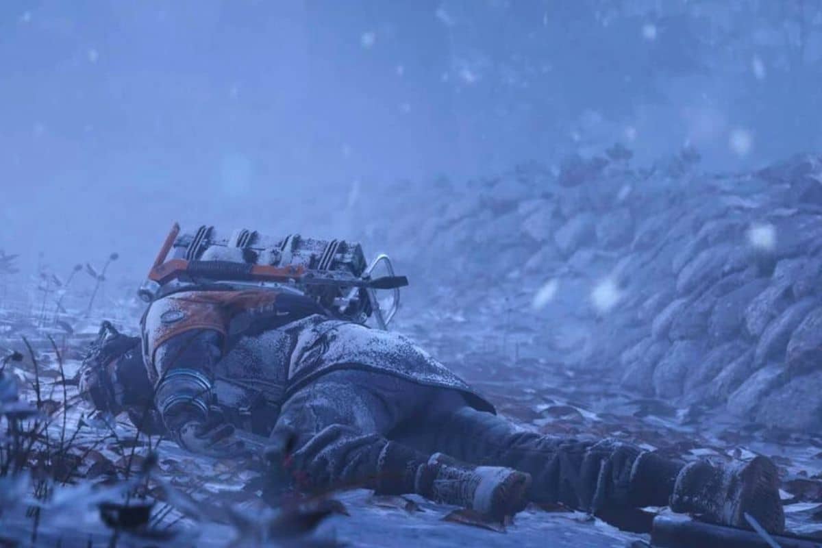 Personnage allongé, neige tombante et sac à dos.