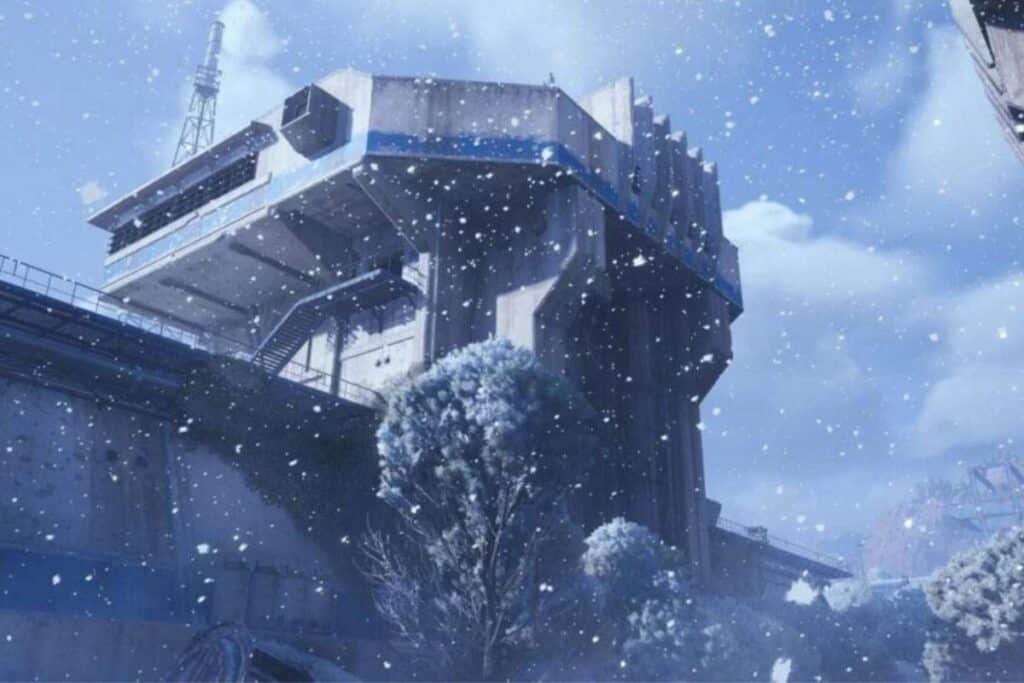 Bâtiment futuriste sous la neige.