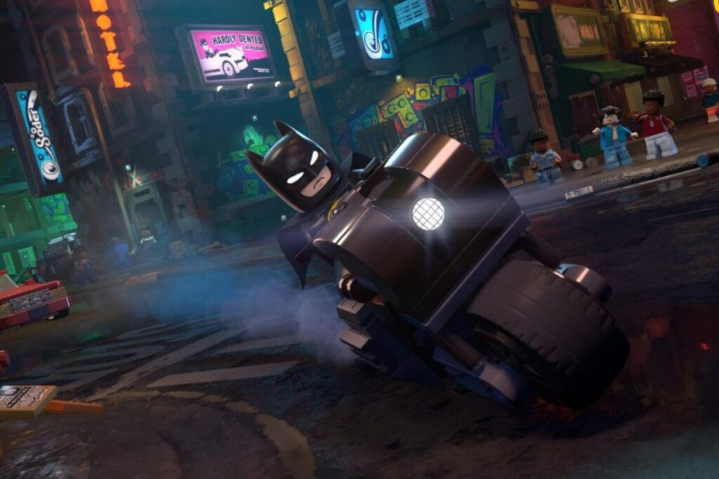 Figurine Lego Batman en moto dans une ville.