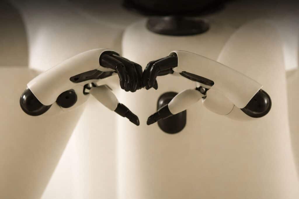 Mains robotiques en position de cœur, innovation technologique.