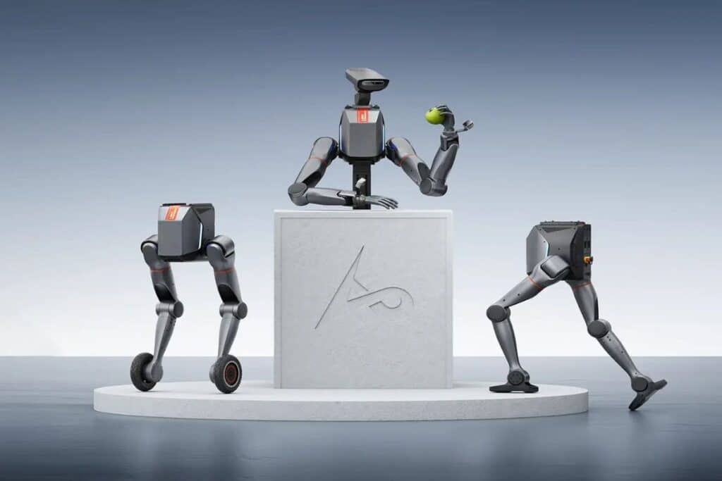 Trois robots posés sur un socle circulaire blanc.