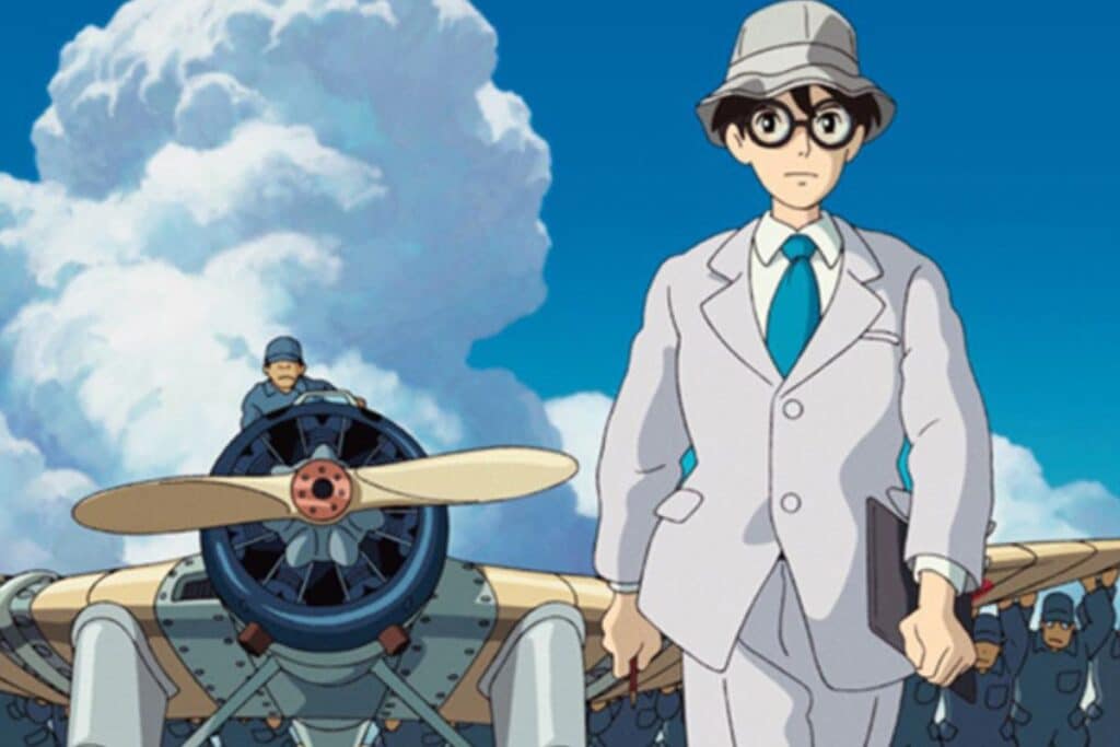 Homme en costume blanc devant avion.