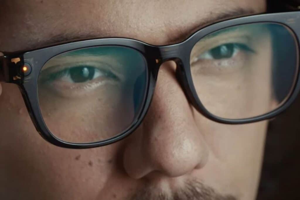 Gros plan visages avec lunettes intelligentes.