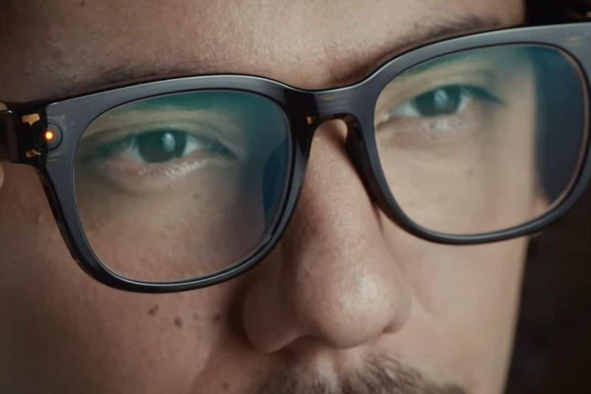 Gros plan visages avec lunettes intelligentes.