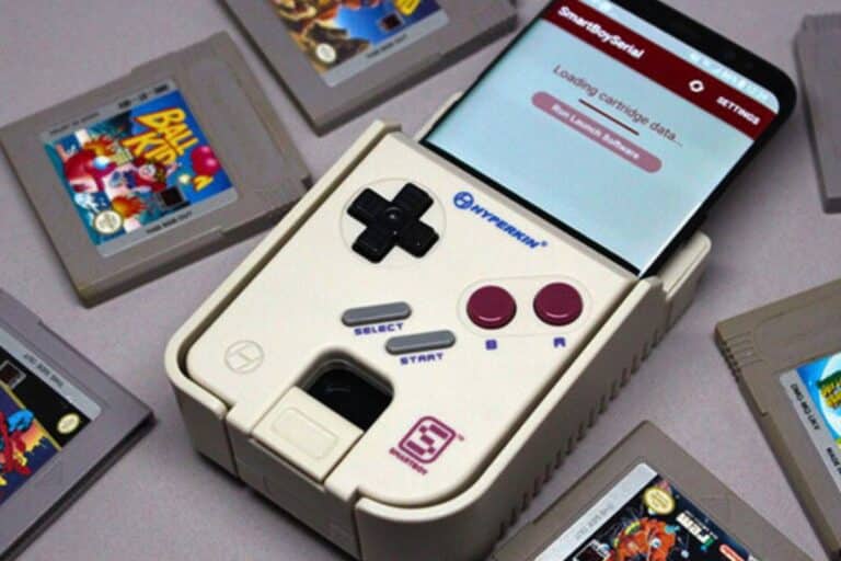 Console rétro avec cartouches de jeux vidéo.