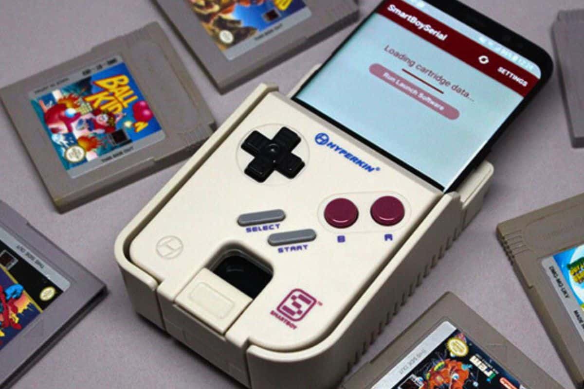 Console rétro avec cartouches de jeux vidéo.