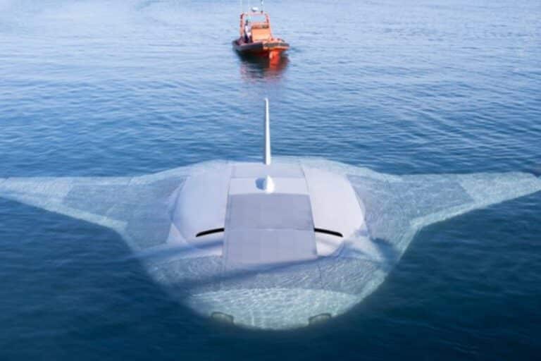 Bateau et sous-marin dans l'eau.