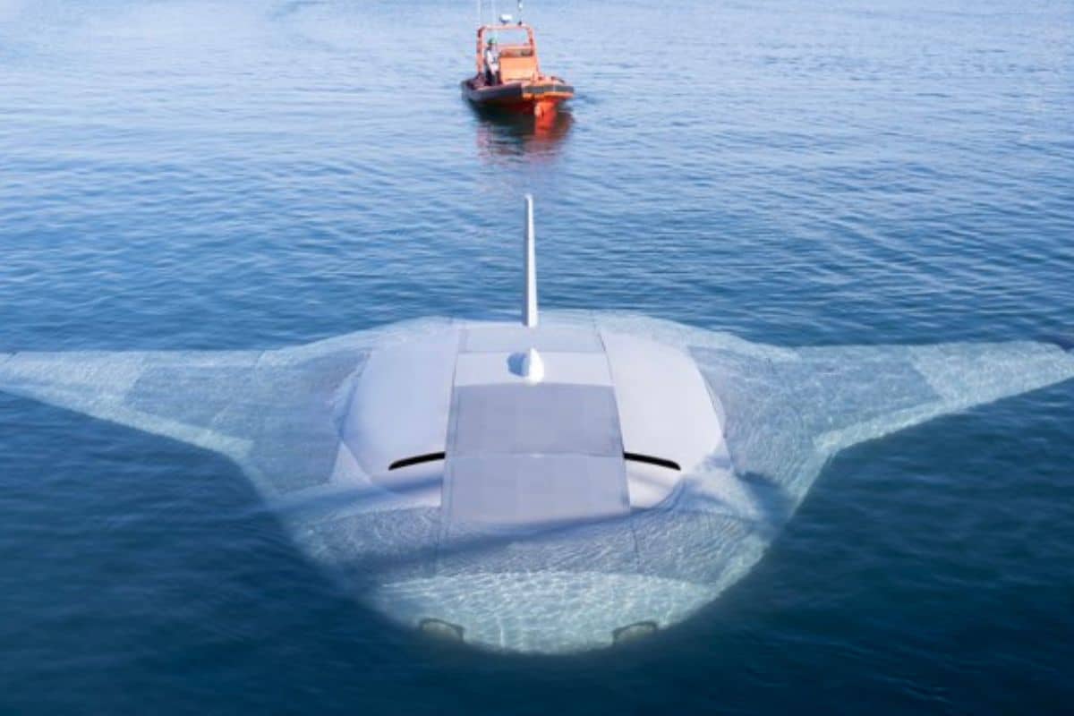 Bateau et sous-marin dans l'eau.