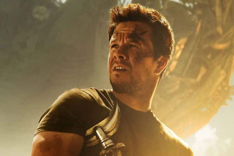 Homme avec épée, regard intense, lumière dorée.