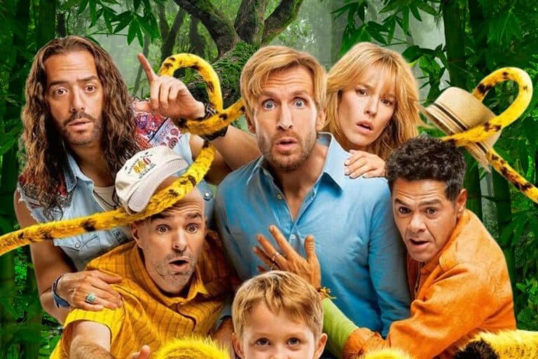 Groupe surpris dans une jungle avec serpent.