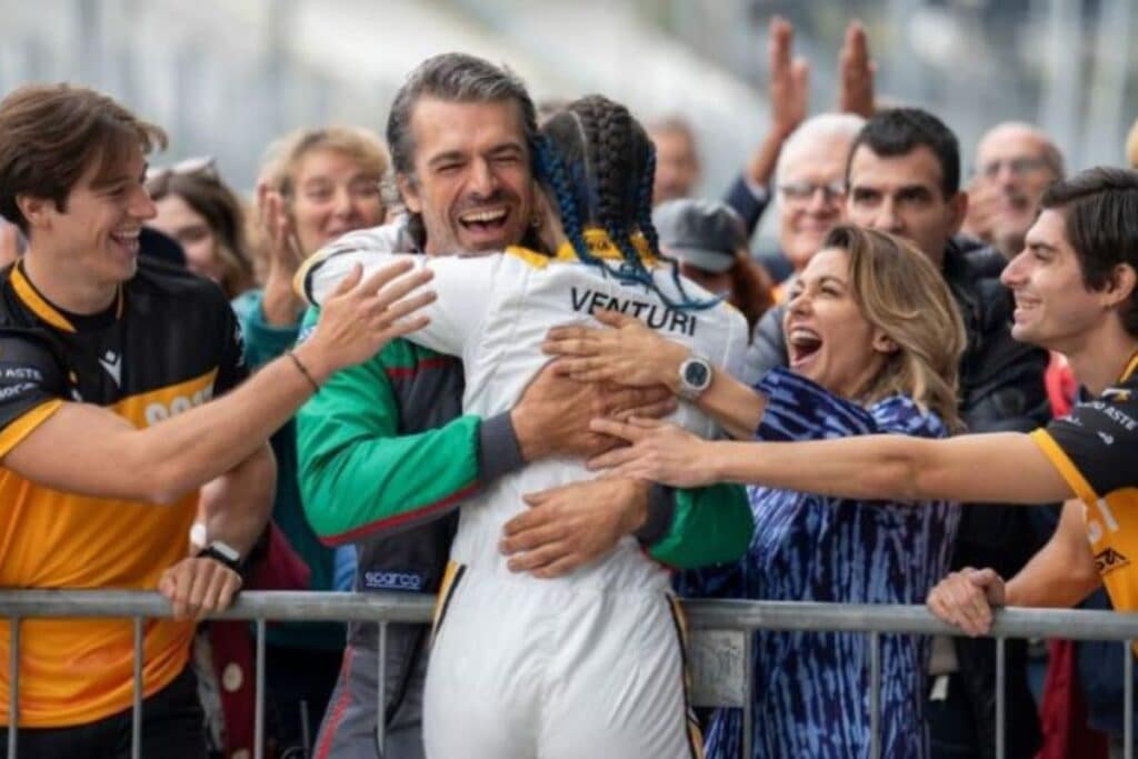 Célébration enthousiaste après une victoire sportive.