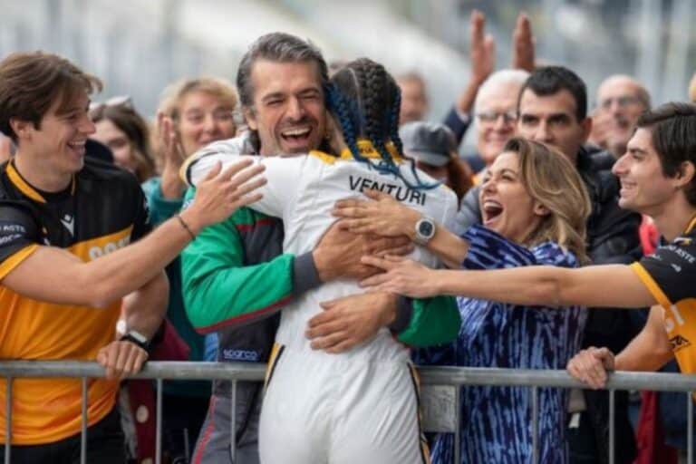 Célébration enthousiaste après une victoire sportive.