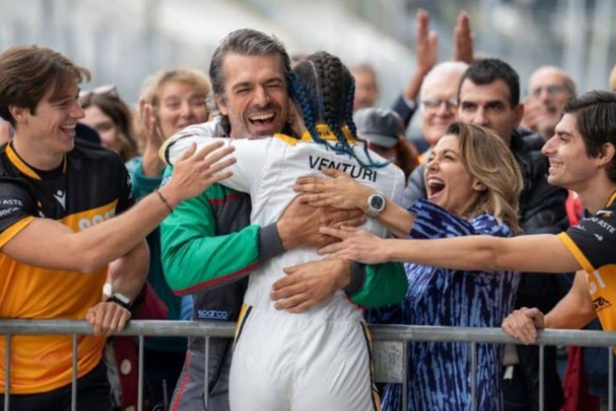 Célébration enthousiaste après une victoire sportive.