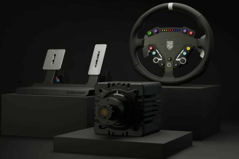 Ensemble volant et pédales pour simulation de conduite.