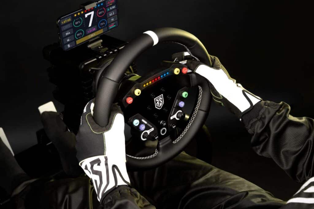 Simulateur de course avec volant et pédales.