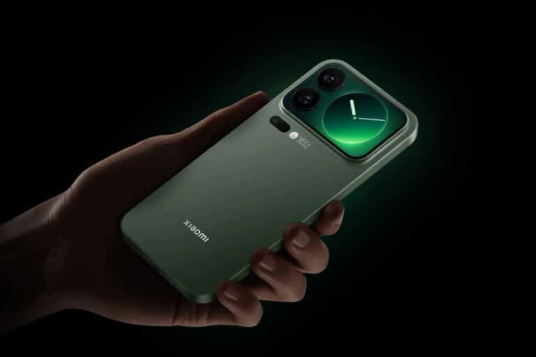 Téléphone vert tenu en main, écran allumé.