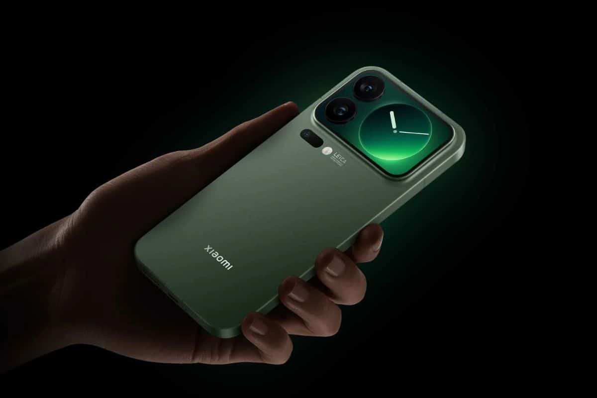 Téléphone vert tenu en main, écran allumé.