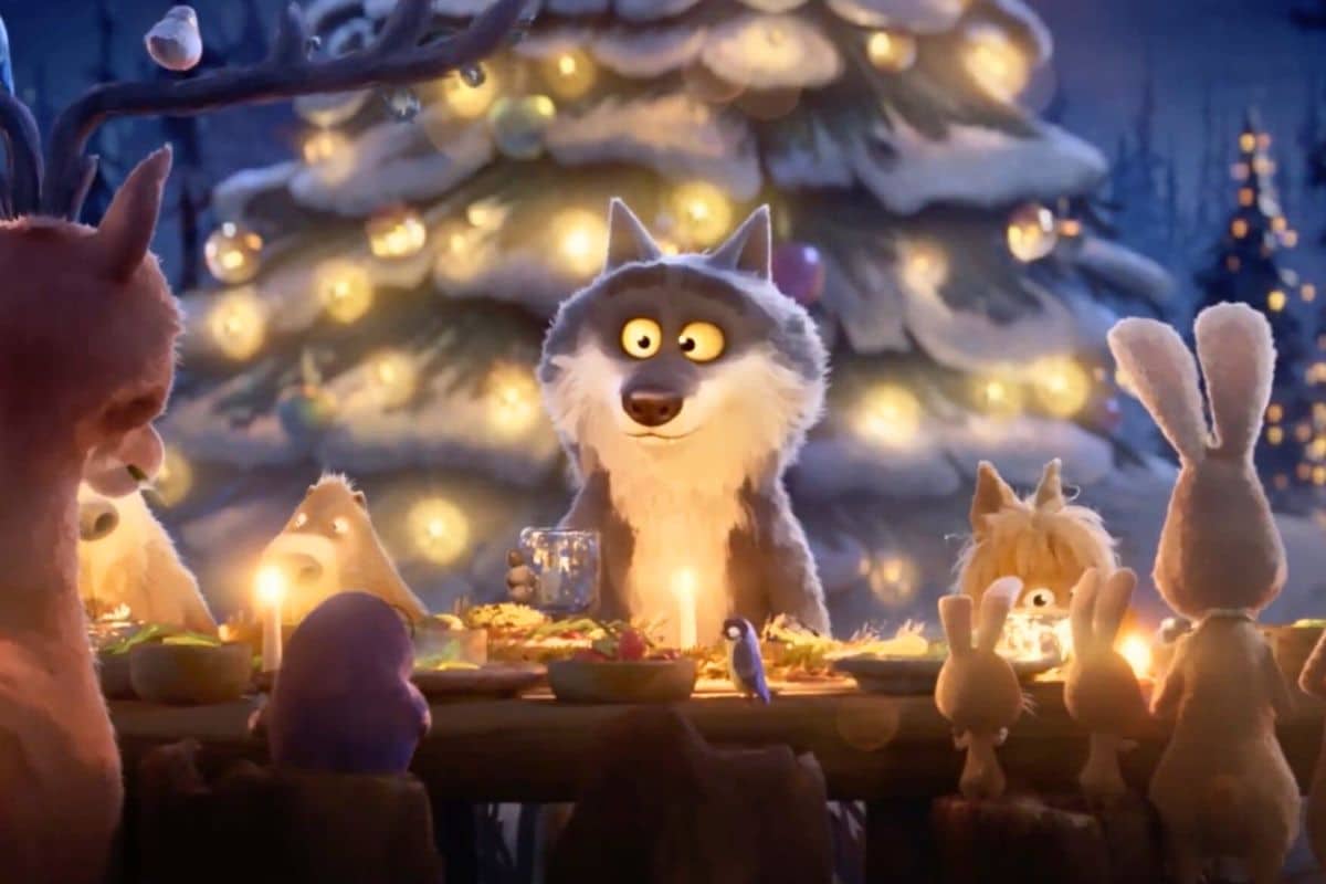 Animaux autour d'une table, repas festif nocturne.