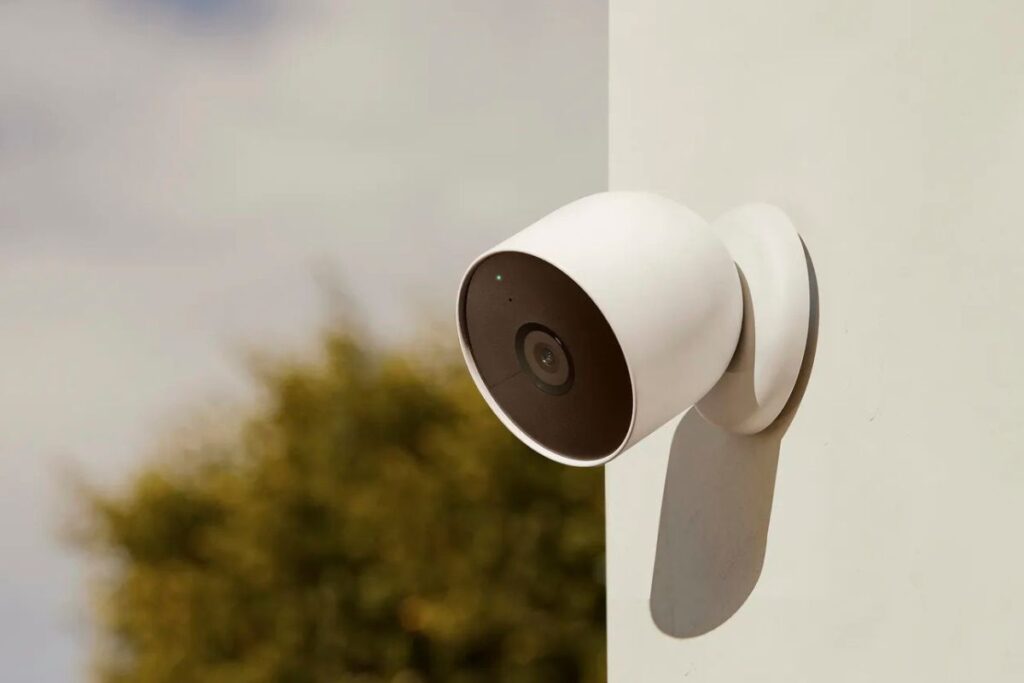 Caméra de surveillance extérieure fixée au mur.