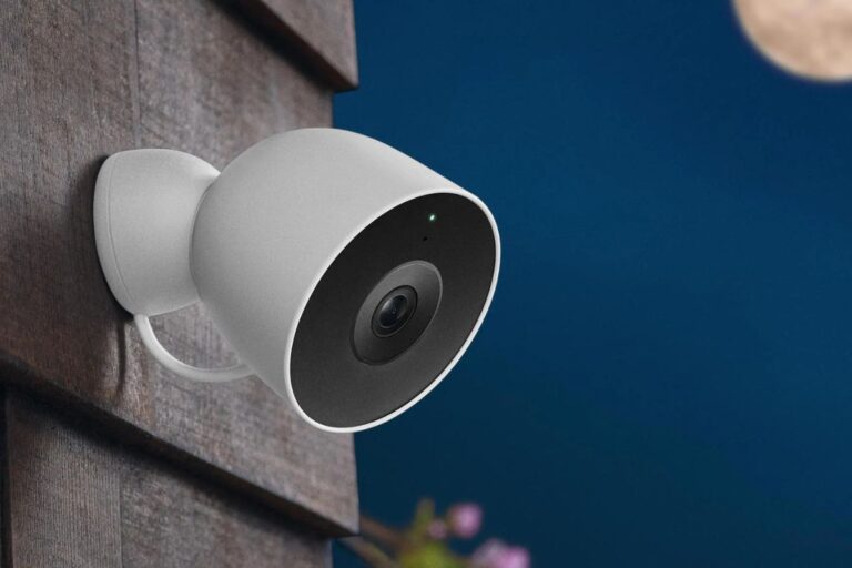 Caméra de sécurité fixée à un mur la nuit.