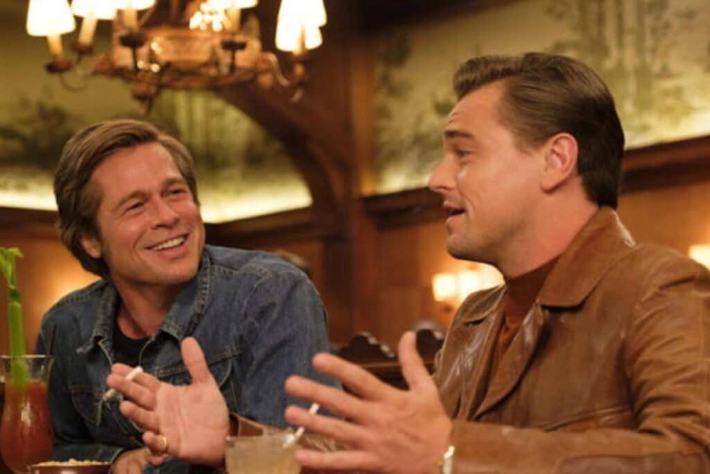 Deux hommes discutant dans un restaurant.