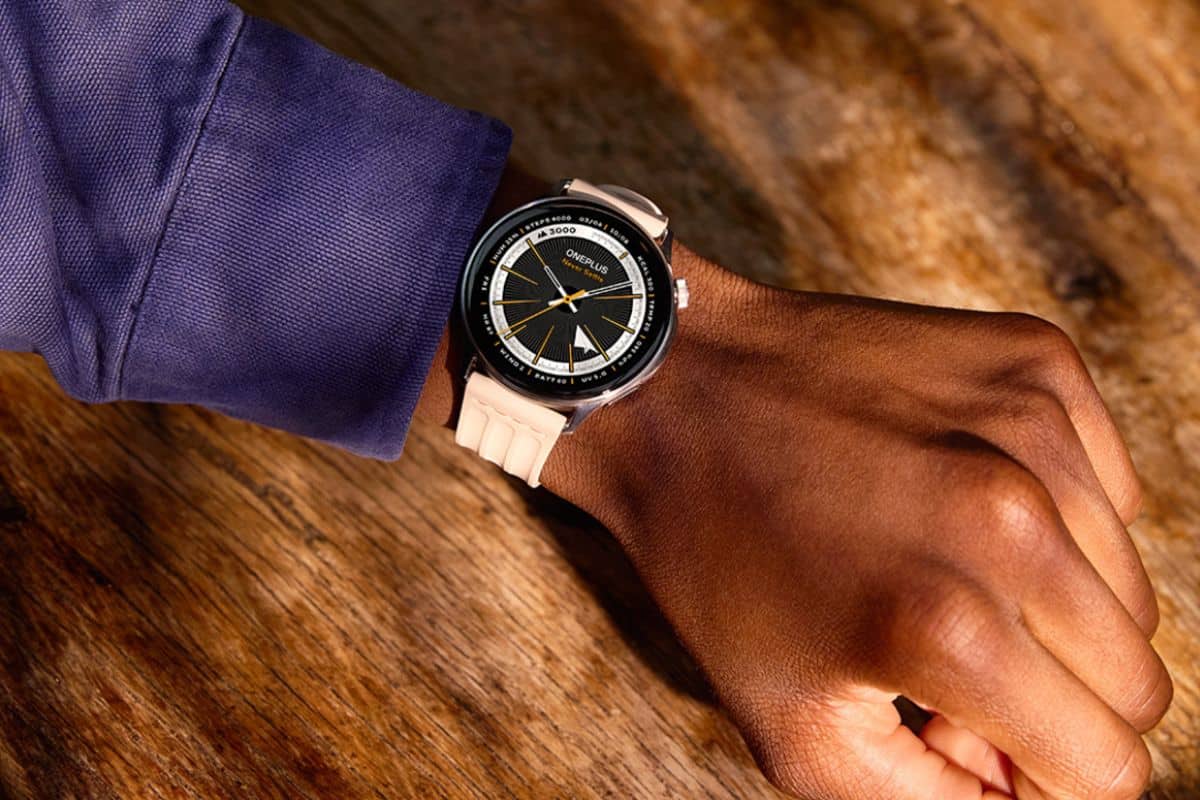 Montre élégante au poignet sur fond bois