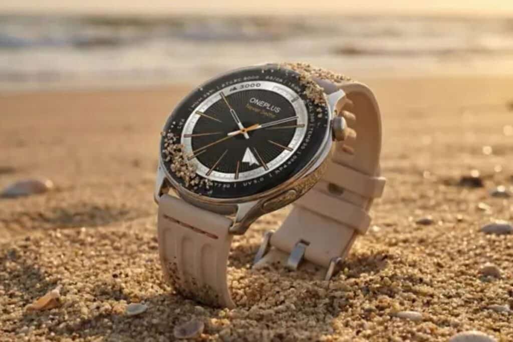 Montre sur sable au coucher du soleil, moderne.
