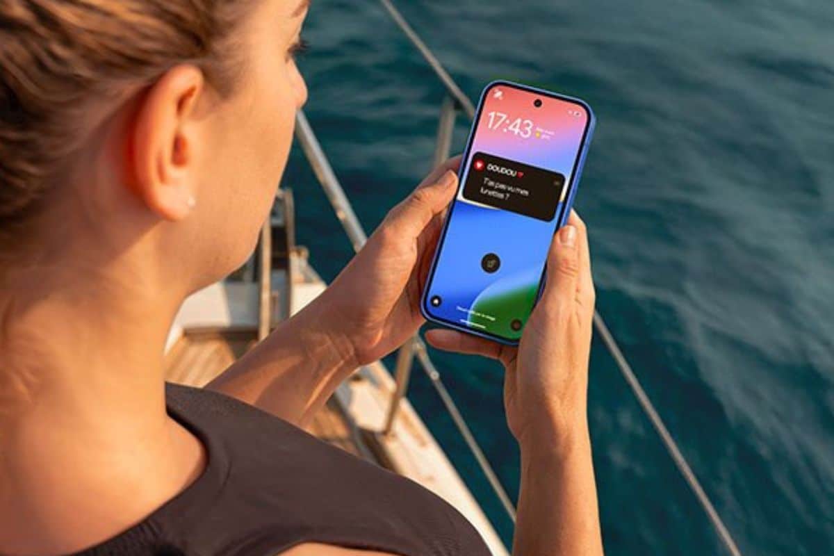 Femme tenant un téléphone sur un bateau.