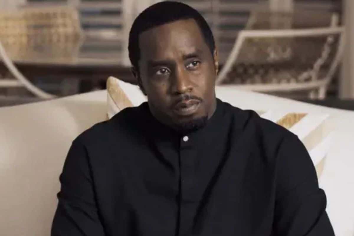 Personne assise sur un canapé, regard sérieux.