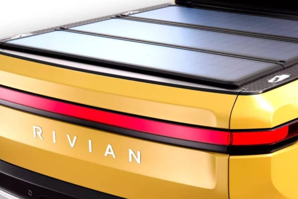 Couvercle de camion jaune avec panneaux solaires.