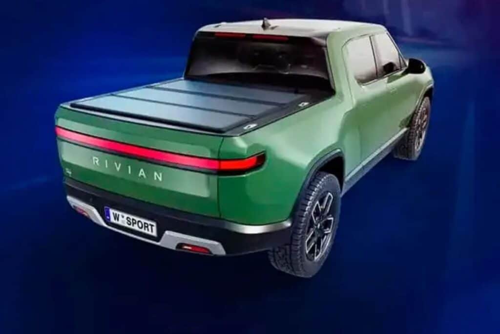 Camionnette Rivian verte sur fond bleu.
