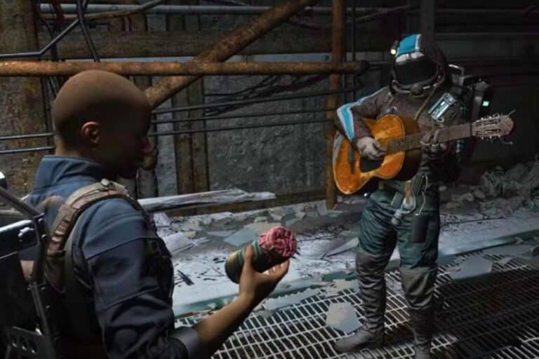 Personne en habit spatial joue de la guitare.