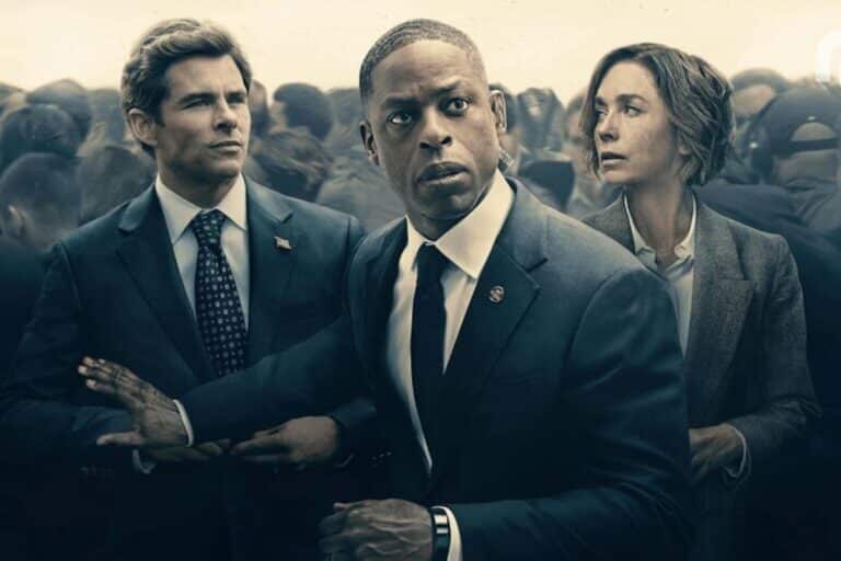 Trois personnes en costume dans une foule floue.