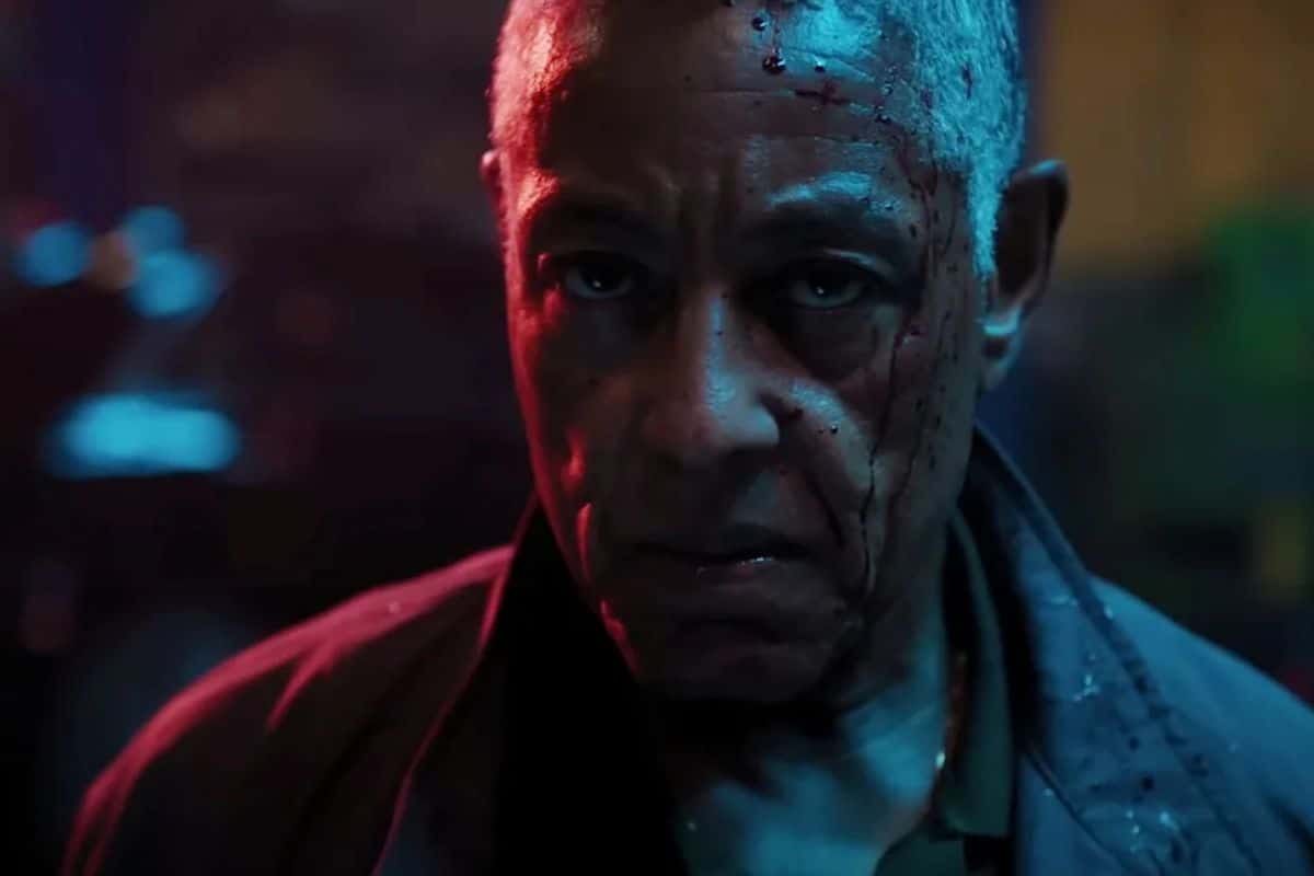 Homme blessé sous lumière bleue et rouge