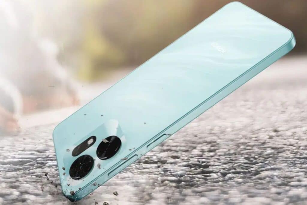 Smartphone bleu tombant sur sol humide.