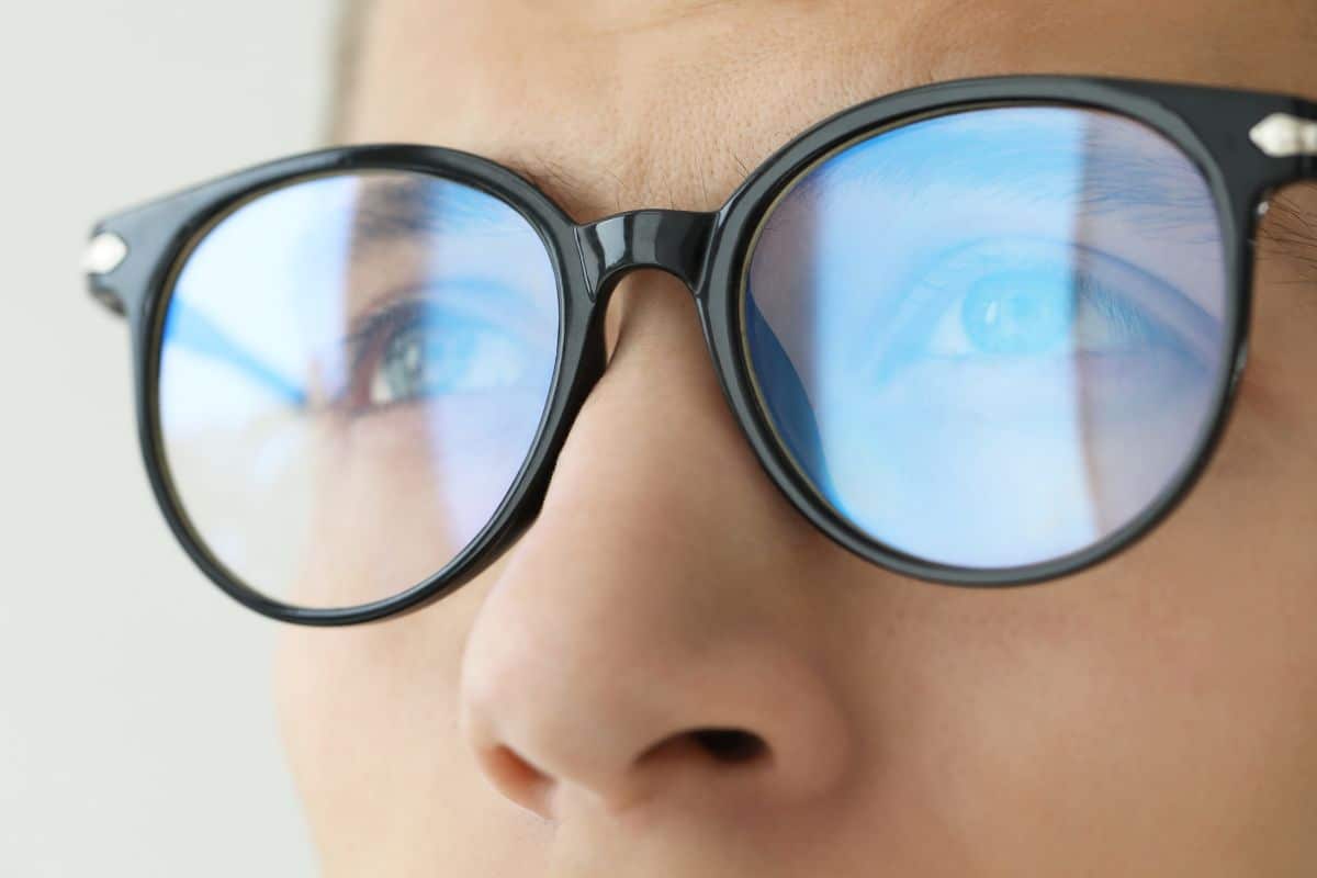 Gros plan sur lunettes avec reflets.