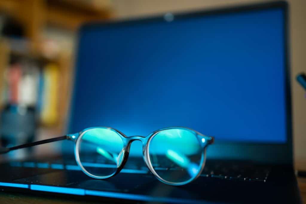 Lunettes sur clavier d'ordinateur portable.