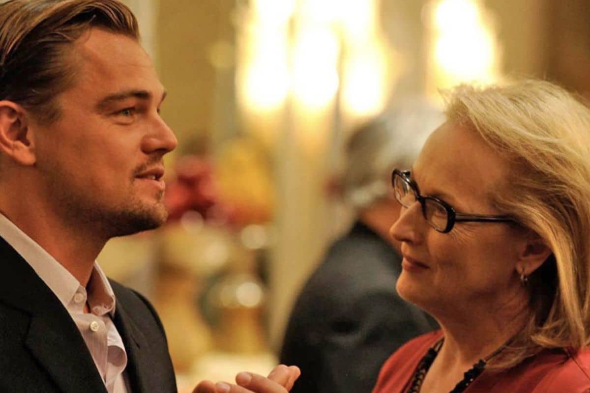 Deux personnes discutant dans un cadre chaleureux.