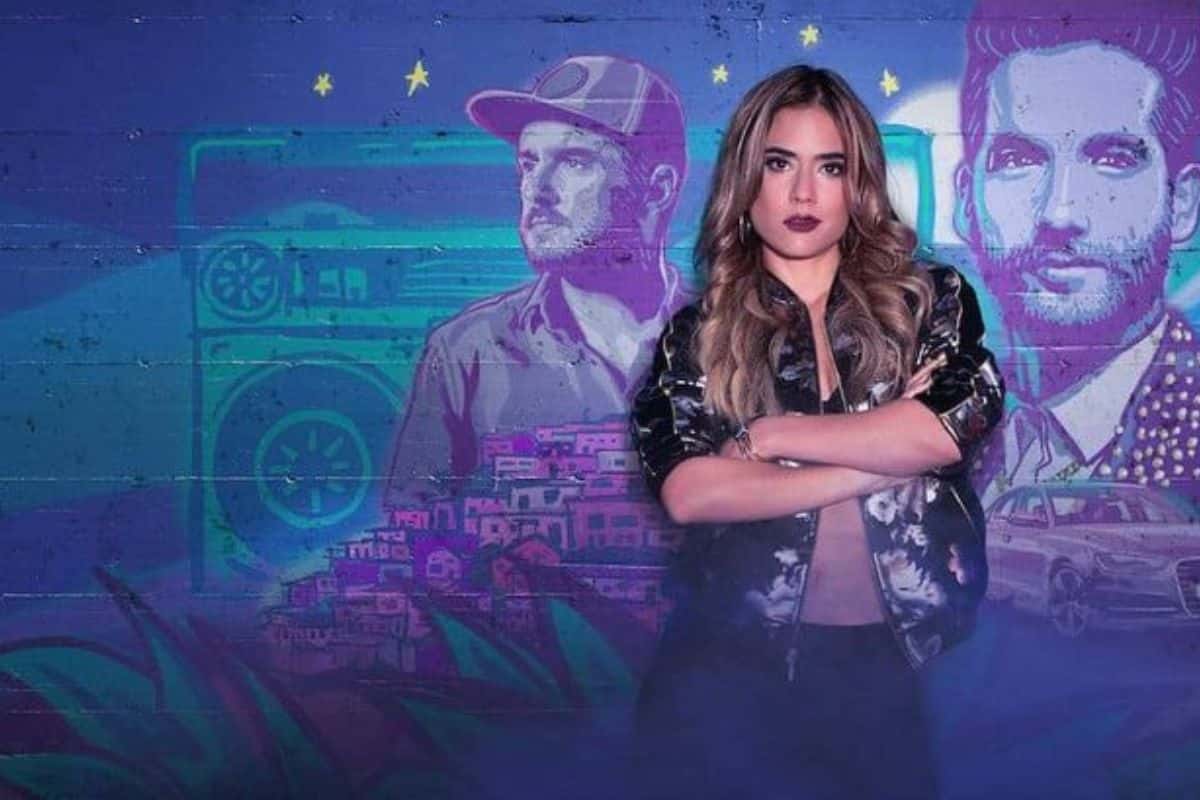 Femme devant peinture murale colorée avec hommes et étoiles.