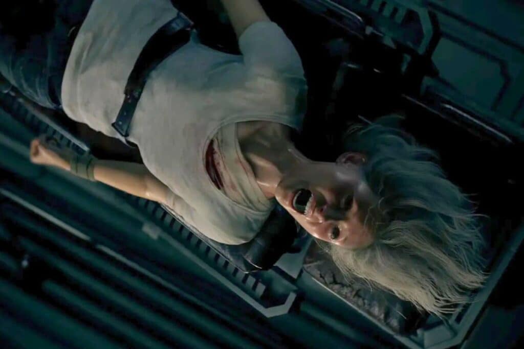 Personne criant, attachée sur une table médicale.