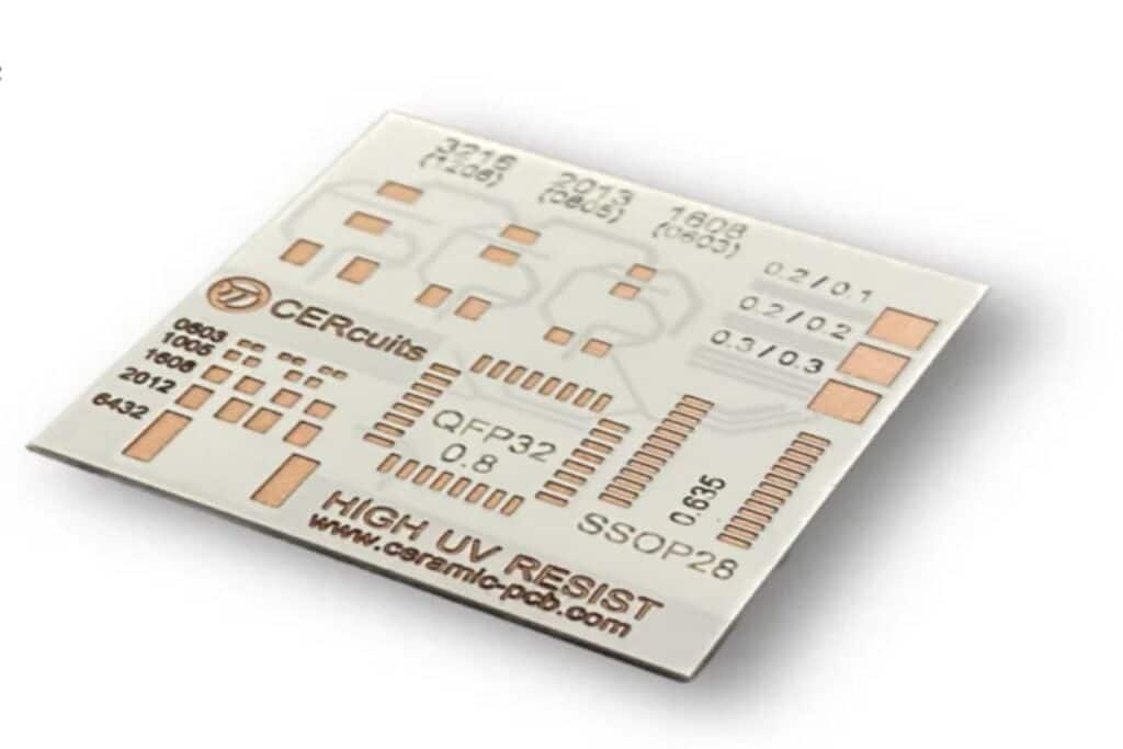 Plaque de circuit imprimé en céramique avec résistances UV.
