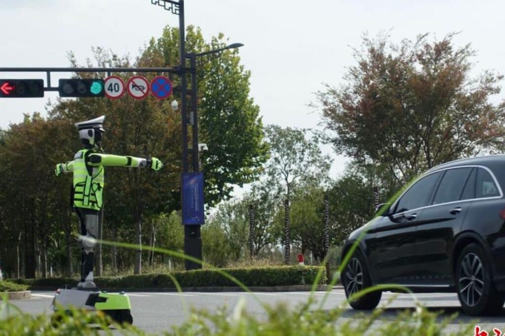 Robot régulateur de trafic dirige la circulation.