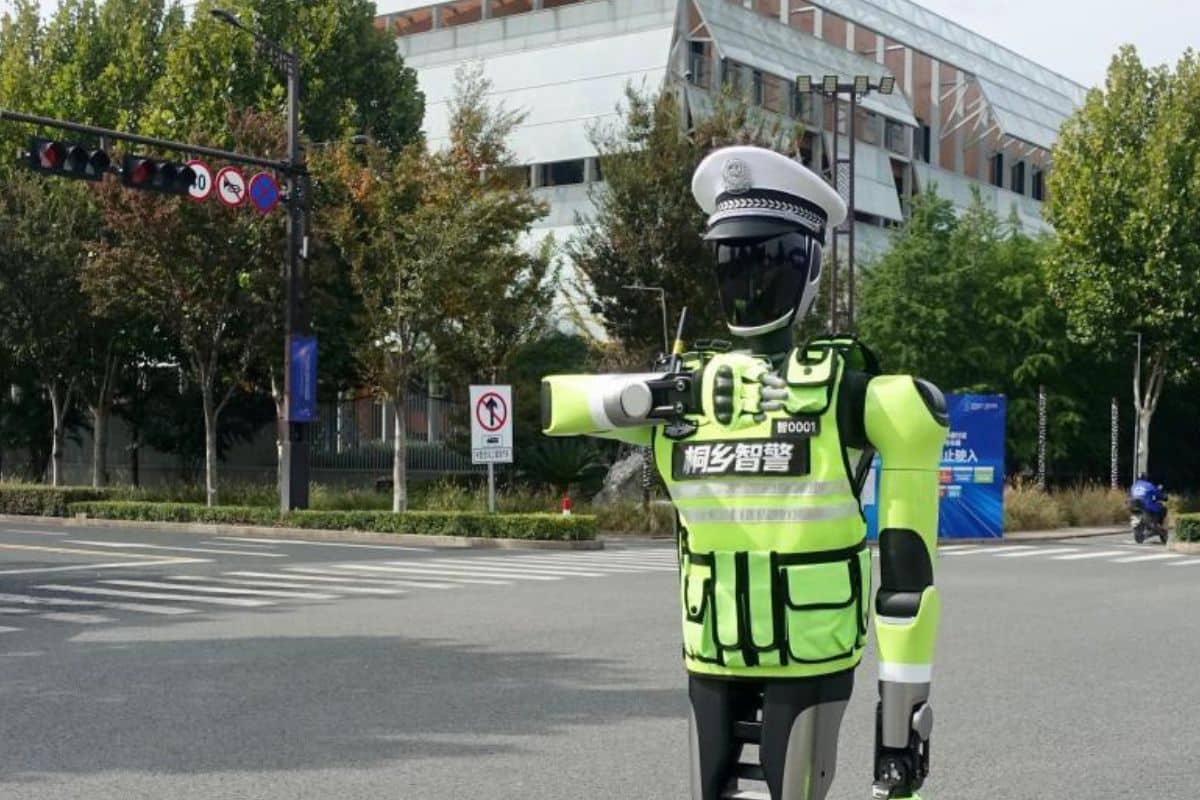 Robot policier dirige la circulation.