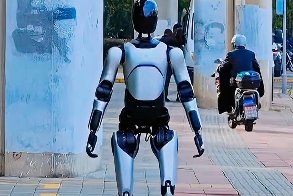 Robot humanoïde marchant sur un trottoir urbain.
