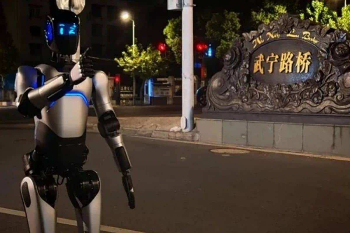 Robot moderne devant signe chinois la nuit.