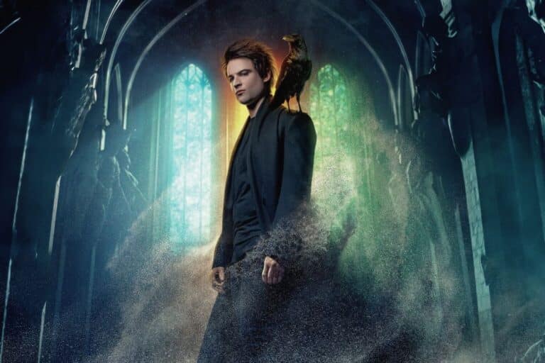 Homme sombre avec corbeau dans cathédrale gothique lumineuse.