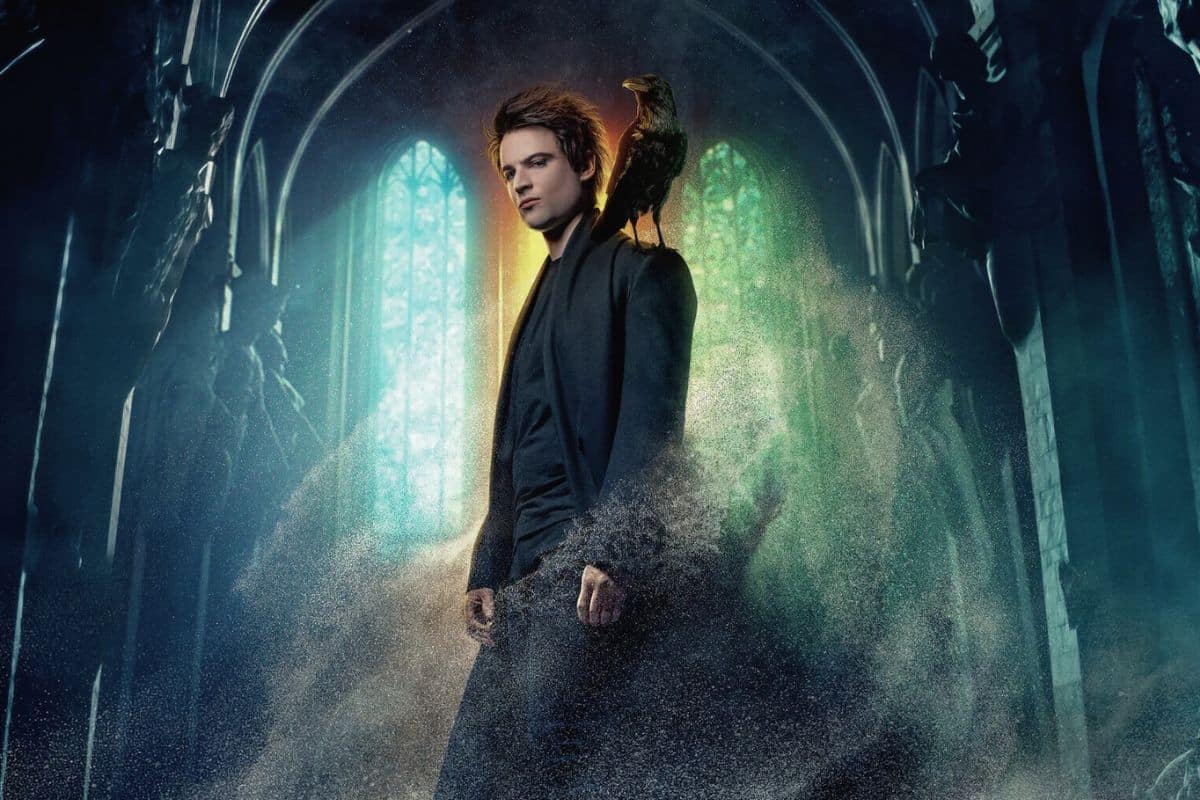 Homme sombre avec corbeau dans cathédrale gothique lumineuse.