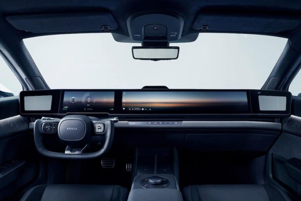 Intérieur moderne d'une voiture avec écran large