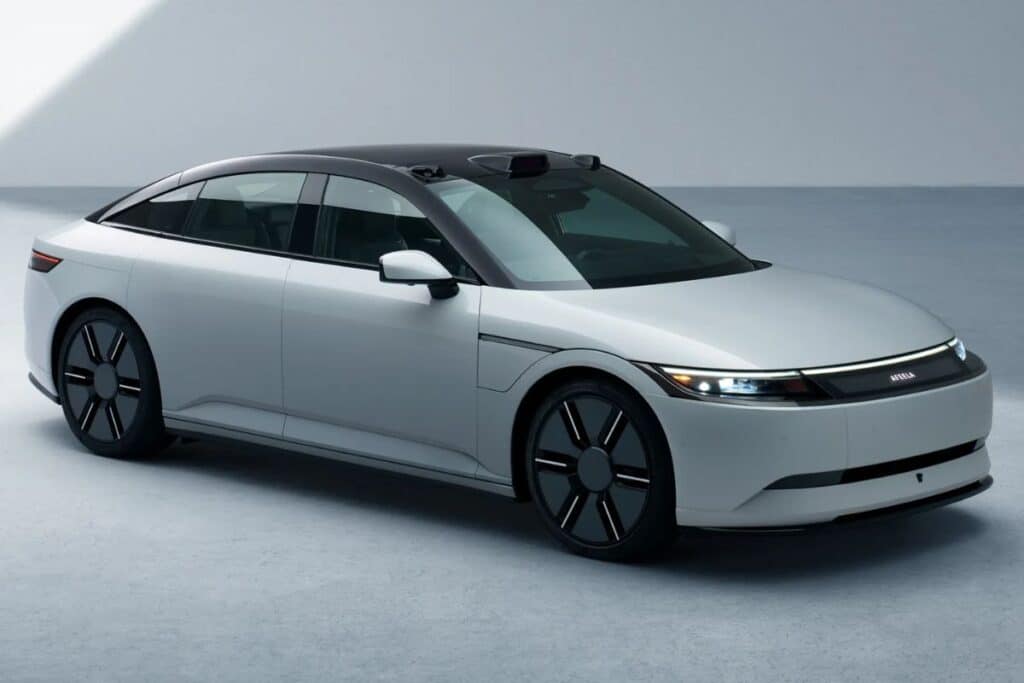 Voiture blanche moderne dans un studio.