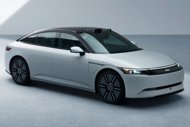 Voiture blanche moderne dans un studio.